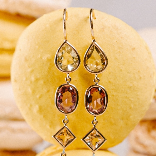 Ohrhänger-Paar in 750/Rosegold mit 14 unterschiedlich farbigen Saphiren von 12,38ct, Länge der Ohrringe 8cm.